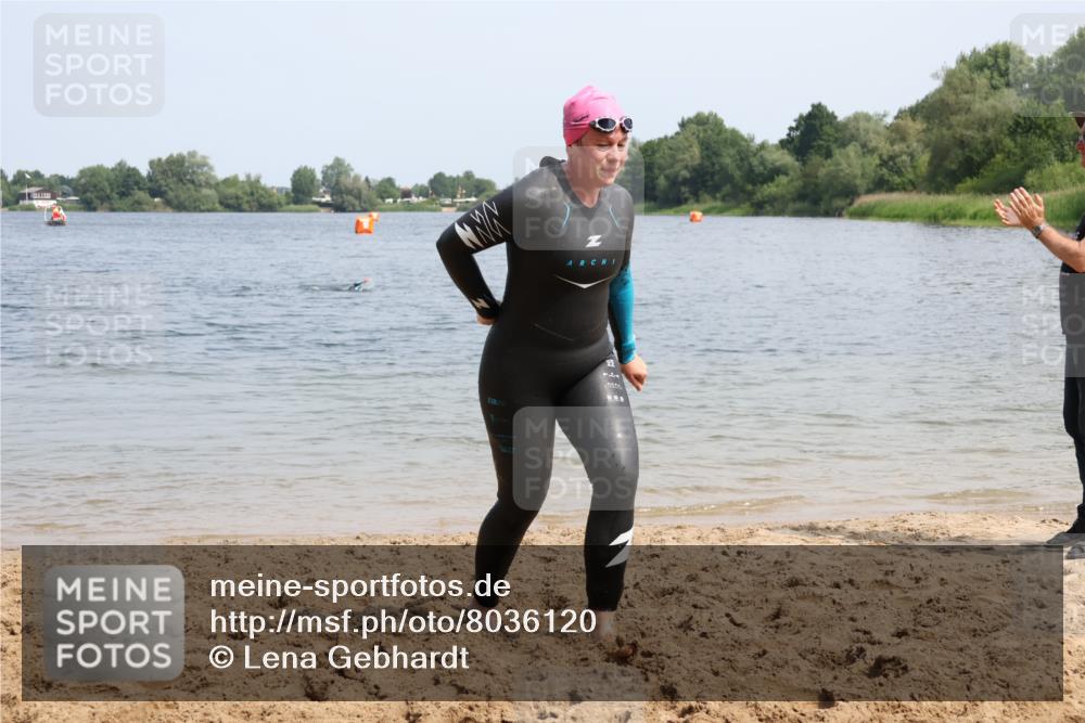 15.06.2025 - 27. Vierlanden-Triathlon Lena Gebhardt http://msf.ph/oto/8036120 15.06.2025 11:29:48 Schwimmen 937 meine-sportfotos.de