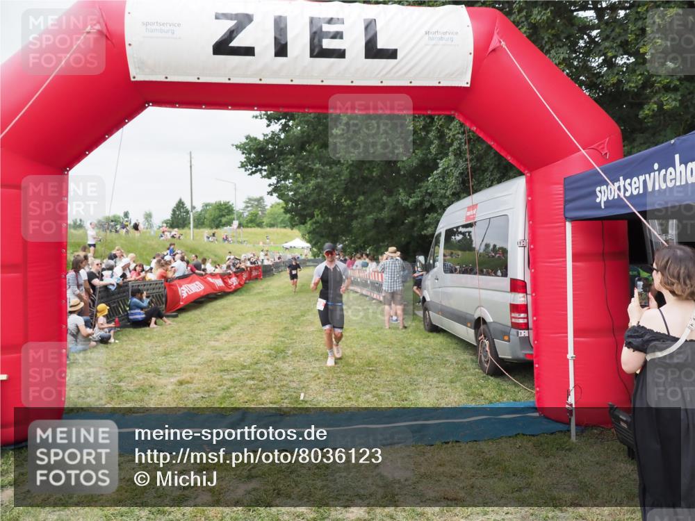 21.06.2025 - 27. Vierlanden-Triathlon MichiJ http://msf.ph/oto/8036123 15.06.2026 13:03:24 Ziel 149, 233 meine-sportfotos.de