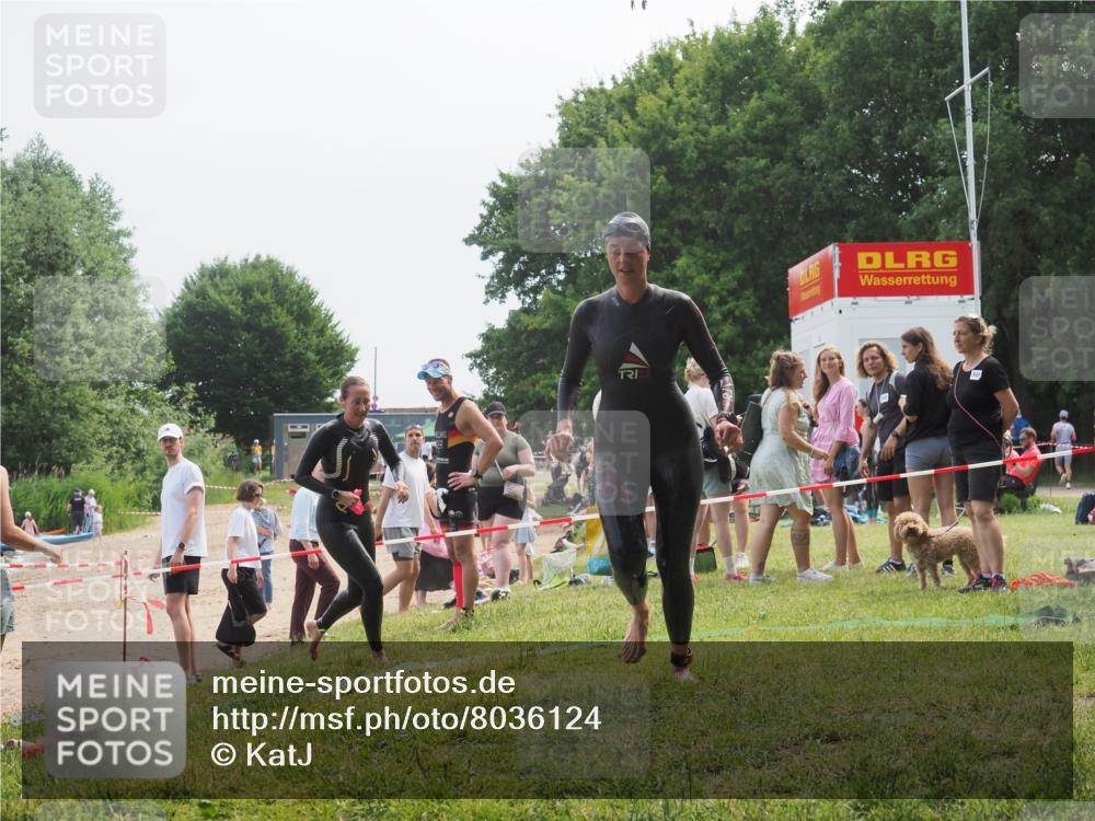15.06.2025 - 27. Vierlanden-Triathlon KatJ http://msf.ph/oto/8036124 15.06.2025 11:21:17 Schwimmen 929, 931 meine-sportfotos.de