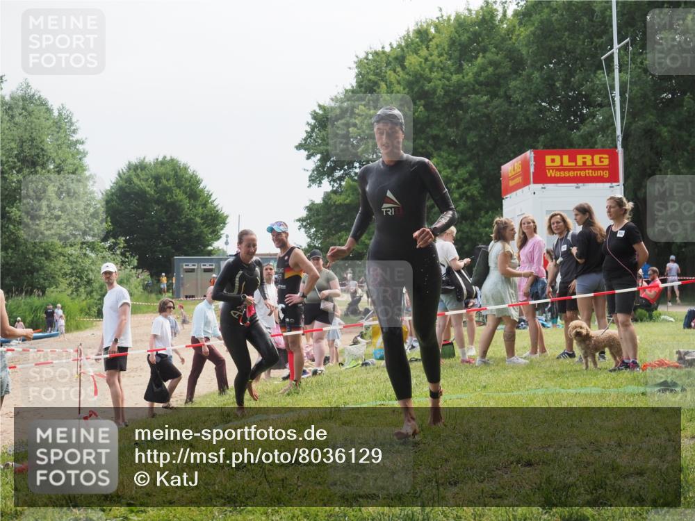 15.06.2025 - 27. Vierlanden-Triathlon KatJ http://msf.ph/oto/8036129 15.06.2025 11:21:17 Schwimmen 929, 931 meine-sportfotos.de