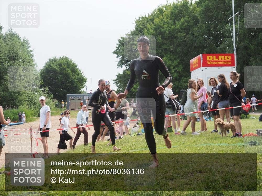 15.06.2025 - 27. Vierlanden-Triathlon KatJ http://msf.ph/oto/8036136 15.06.2025 11:21:18 Schwimmen 929, 931 meine-sportfotos.de