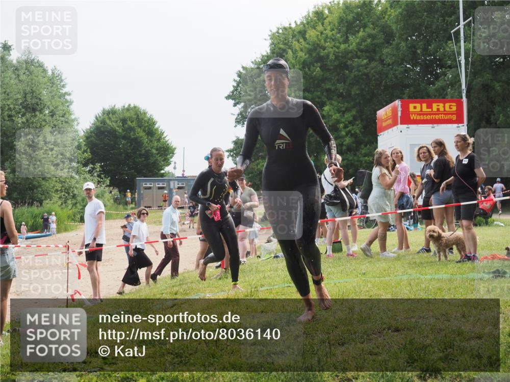 15.06.2025 - 27. Vierlanden-Triathlon KatJ http://msf.ph/oto/8036140 15.06.2025 11:21:18 Schwimmen 929, 931 meine-sportfotos.de