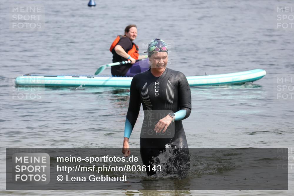 15.06.2025 - 27. Vierlanden-Triathlon Lena Gebhardt http://msf.ph/oto/8036143 15.06.2025 11:30:29 Schwimmen 910 meine-sportfotos.de