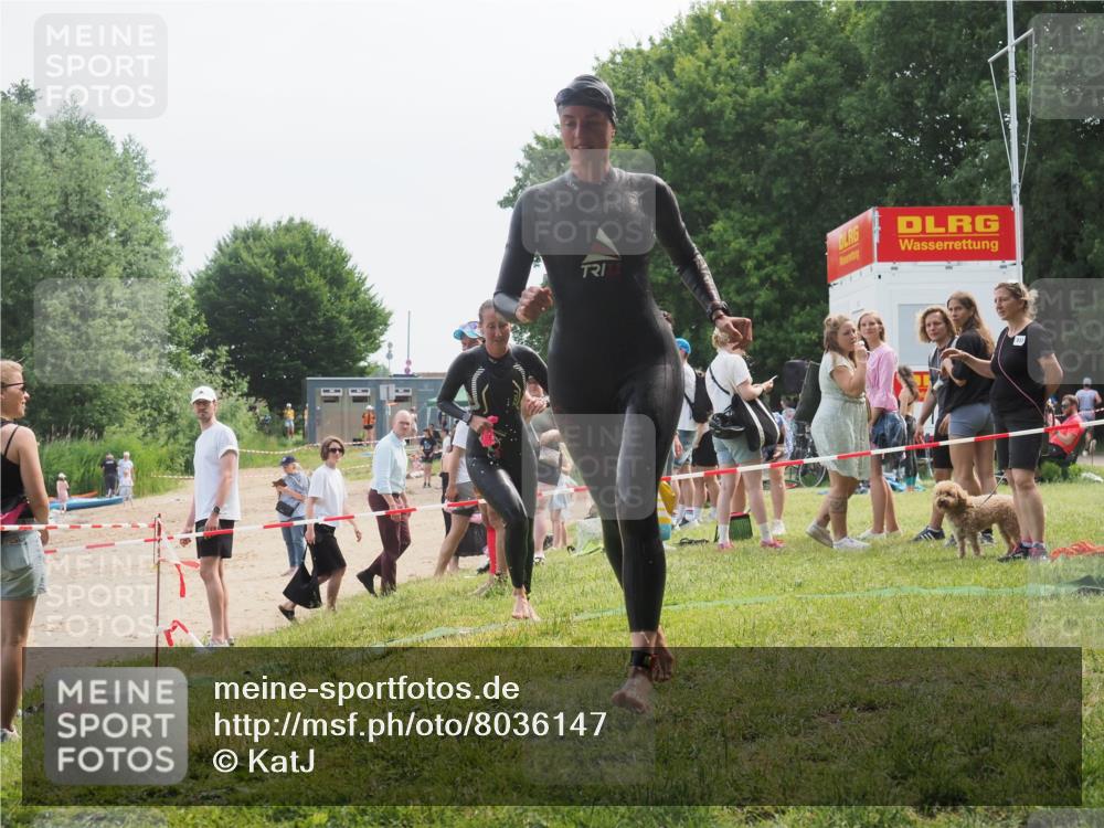 15.06.2025 - 27. Vierlanden-Triathlon KatJ http://msf.ph/oto/8036147 15.06.2025 11:21:18 Schwimmen 929, 931 meine-sportfotos.de