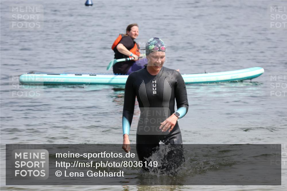 15.06.2025 - 27. Vierlanden-Triathlon Lena Gebhardt http://msf.ph/oto/8036149 15.06.2025 11:30:30 Schwimmen 910 meine-sportfotos.de
