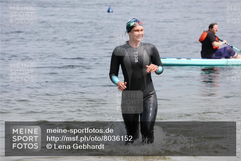 15.06.2025 - 27. Vierlanden-Triathlon Lena Gebhardt http://msf.ph/oto/8036152 15.06.2025 11:30:31 Schwimmen 910 meine-sportfotos.de