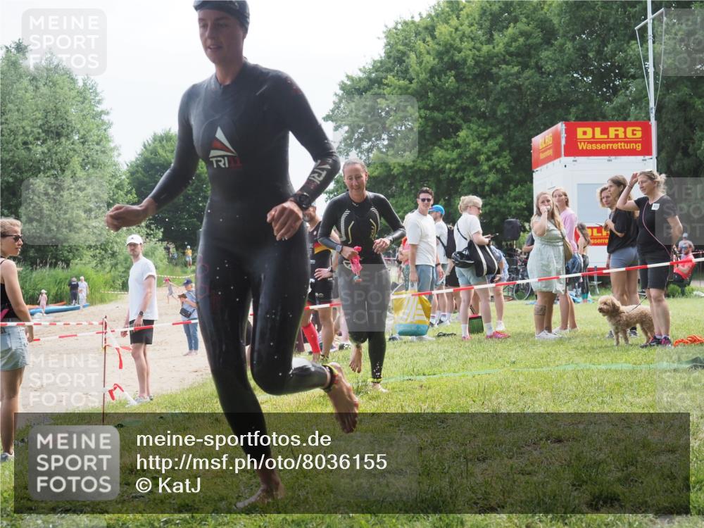 15.06.2025 - 27. Vierlanden-Triathlon KatJ http://msf.ph/oto/8036155 15.06.2025 11:21:18 Schwimmen 929, 931 meine-sportfotos.de
