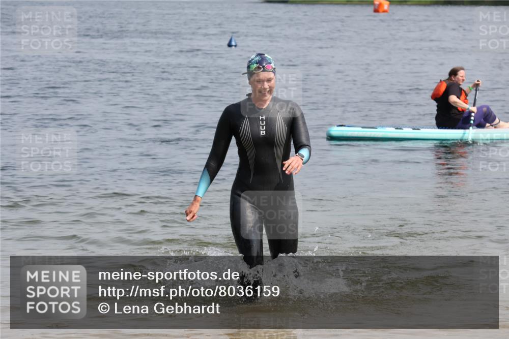 15.06.2025 - 27. Vierlanden-Triathlon Lena Gebhardt http://msf.ph/oto/8036159 15.06.2025 11:30:32 Schwimmen 910 meine-sportfotos.de