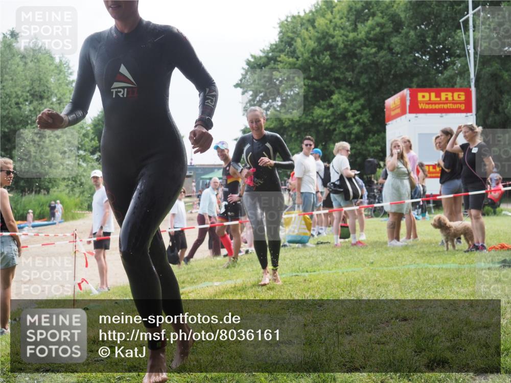 15.06.2025 - 27. Vierlanden-Triathlon KatJ http://msf.ph/oto/8036161 15.06.2025 11:21:19 Schwimmen 929, 931 meine-sportfotos.de