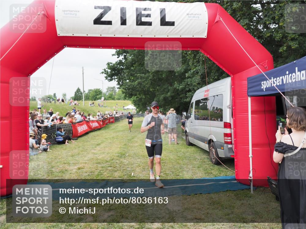 21.06.2025 - 27. Vierlanden-Triathlon MichiJ http://msf.ph/oto/8036163 15.06.2026 13:03:25 Ziel 149, 233 meine-sportfotos.de