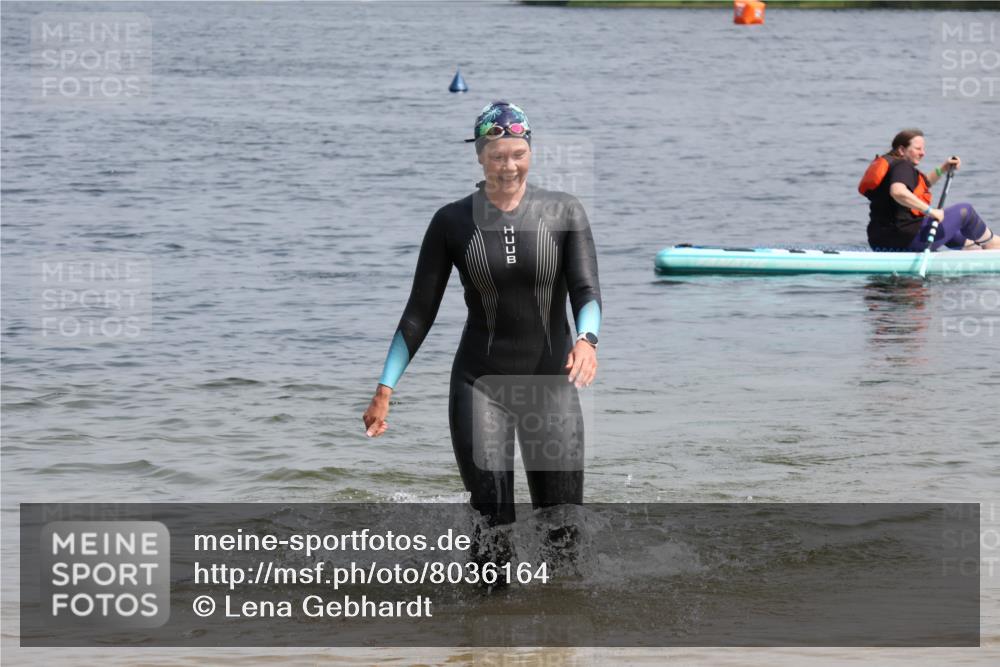 15.06.2025 - 27. Vierlanden-Triathlon Lena Gebhardt http://msf.ph/oto/8036164 15.06.2025 11:30:32 Schwimmen 910 meine-sportfotos.de