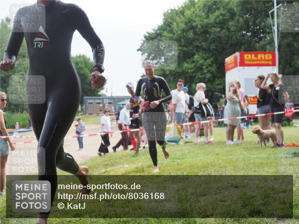 15.06.2025 - 27. Vierlanden-Triathlon KatJ http://msf.ph/oto/8036168 15.06.2025 11:21:19 Schwimmen 929, 931 meine-sportfotos.de