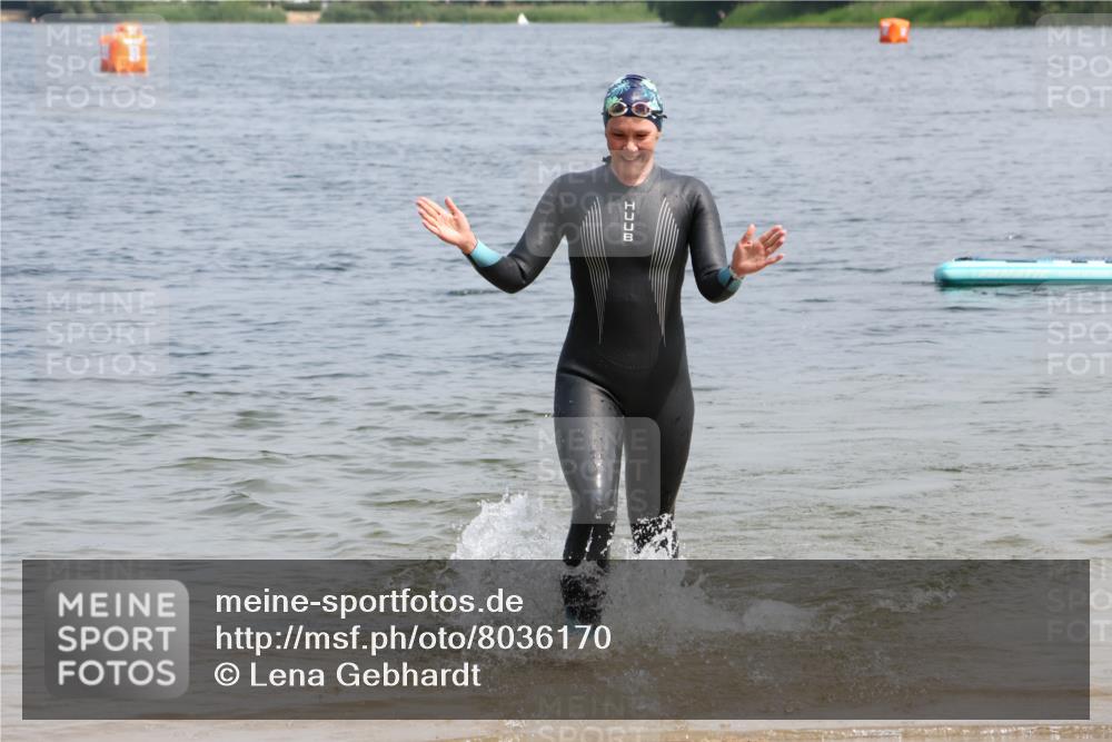 15.06.2025 - 27. Vierlanden-Triathlon Lena Gebhardt http://msf.ph/oto/8036170 15.06.2025 11:30:33 Schwimmen 910 meine-sportfotos.de