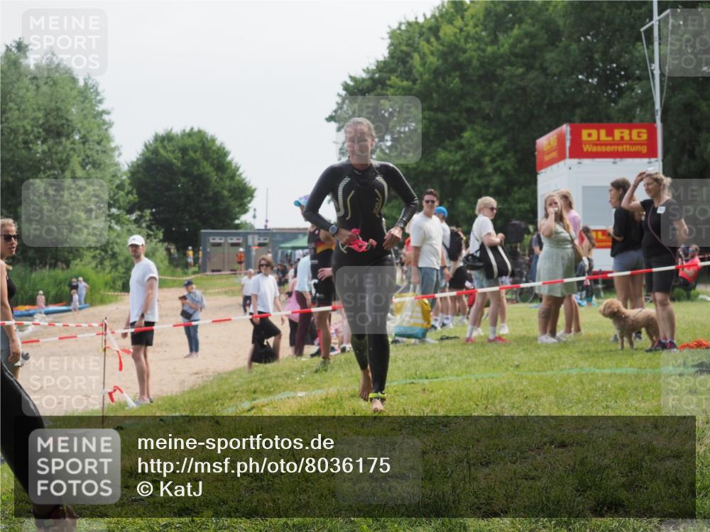 15.06.2025 - 27. Vierlanden-Triathlon KatJ http://msf.ph/oto/8036175 15.06.2025 11:21:19 Schwimmen 929, 931 meine-sportfotos.de