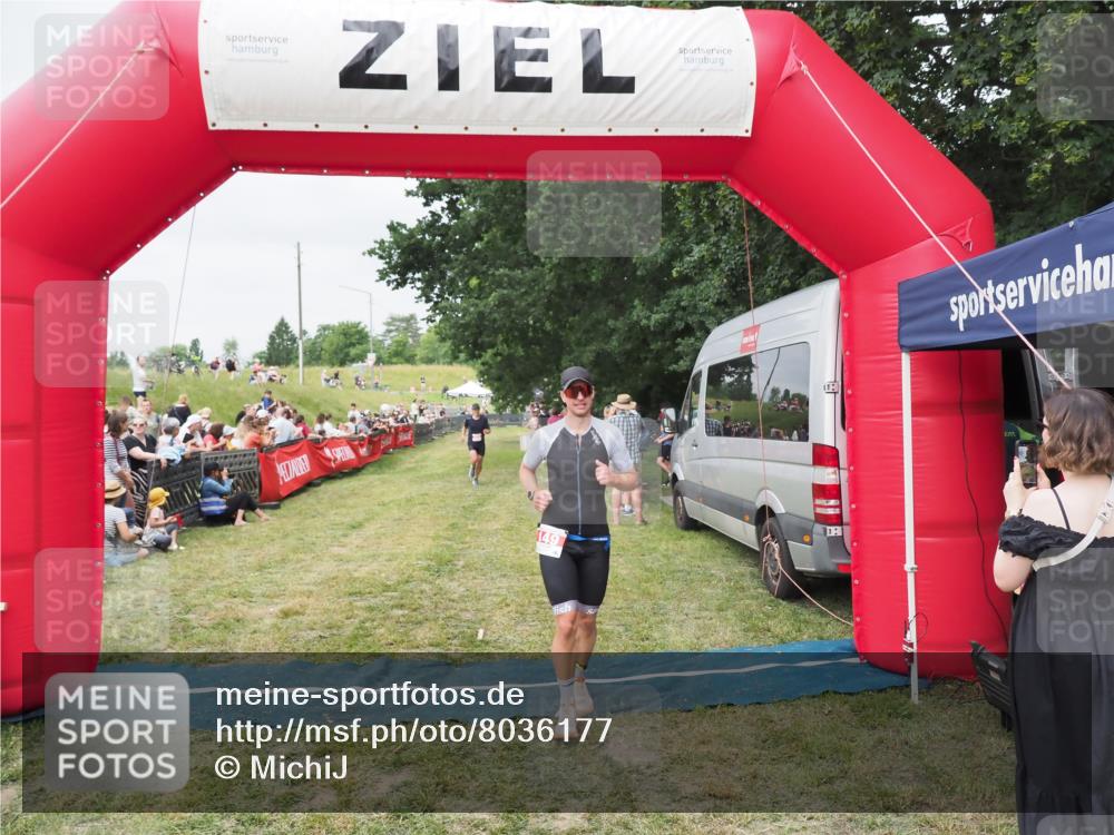 21.06.2025 - 27. Vierlanden-Triathlon MichiJ http://msf.ph/oto/8036177 15.06.2026 13:03:25 Ziel 149, 233 meine-sportfotos.de