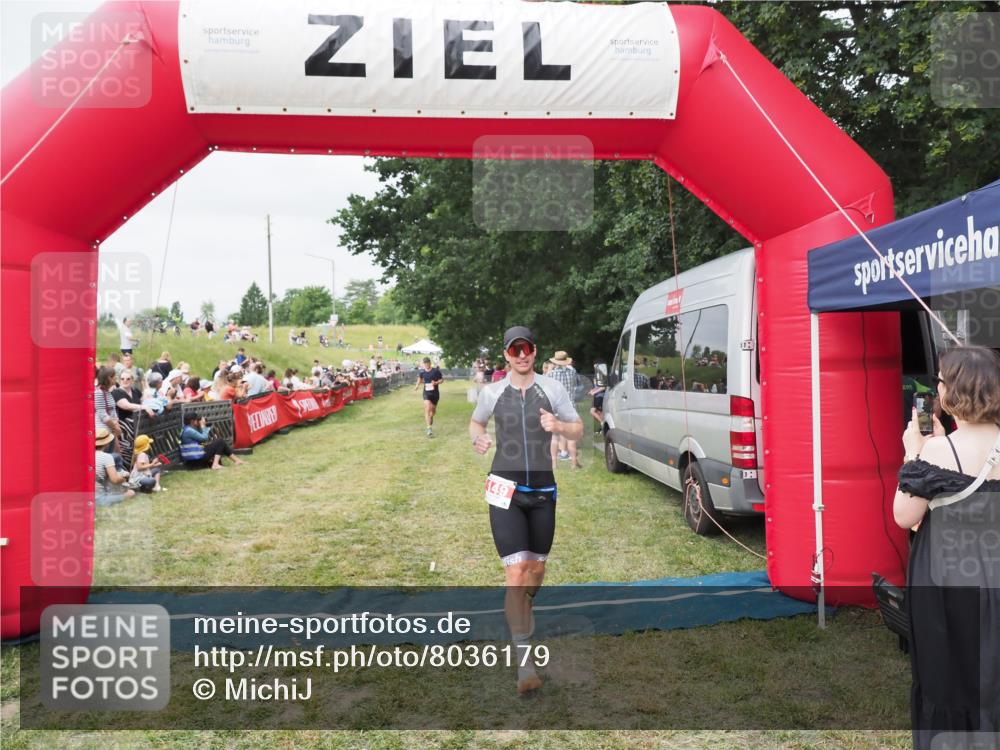 21.06.2025 - 27. Vierlanden-Triathlon MichiJ http://msf.ph/oto/8036179 15.06.2026 13:03:26 Ziel 149, 233 meine-sportfotos.de