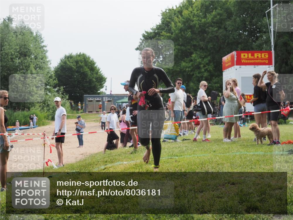 15.06.2025 - 27. Vierlanden-Triathlon KatJ http://msf.ph/oto/8036181 15.06.2025 11:21:19 Schwimmen 929, 931 meine-sportfotos.de