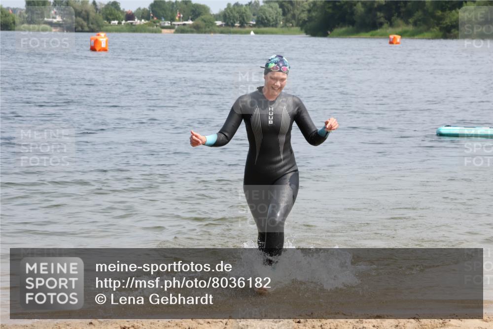 15.06.2025 - 27. Vierlanden-Triathlon Lena Gebhardt http://msf.ph/oto/8036182 15.06.2025 11:30:33 Schwimmen 910 meine-sportfotos.de