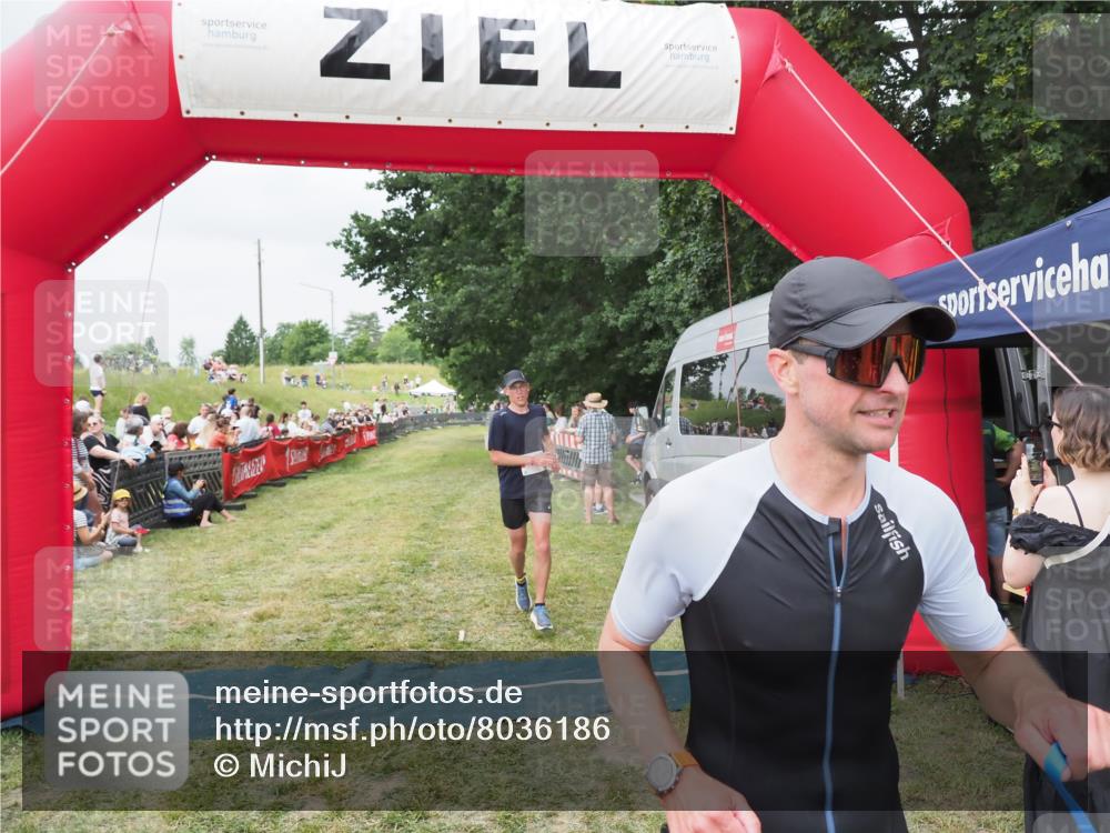 21.06.2025 - 27. Vierlanden-Triathlon MichiJ http://msf.ph/oto/8036186 15.06.2026 13:03:28 Ziel 149, 233 meine-sportfotos.de