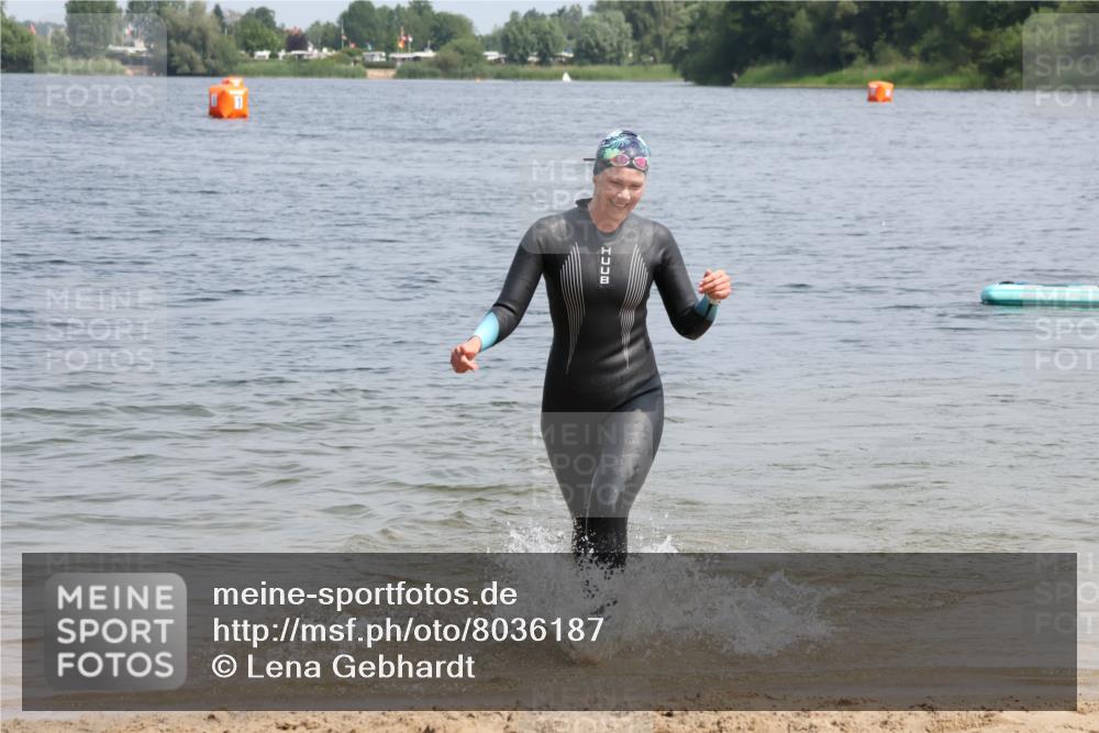 15.06.2025 - 27. Vierlanden-Triathlon Lena Gebhardt http://msf.ph/oto/8036187 15.06.2025 11:30:33 Schwimmen 910 meine-sportfotos.de