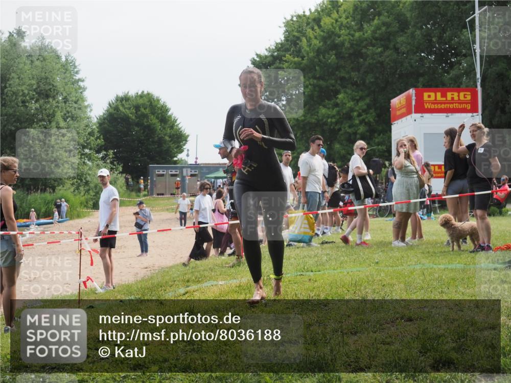 15.06.2025 - 27. Vierlanden-Triathlon KatJ http://msf.ph/oto/8036188 15.06.2025 11:21:19 Schwimmen 929, 931 meine-sportfotos.de