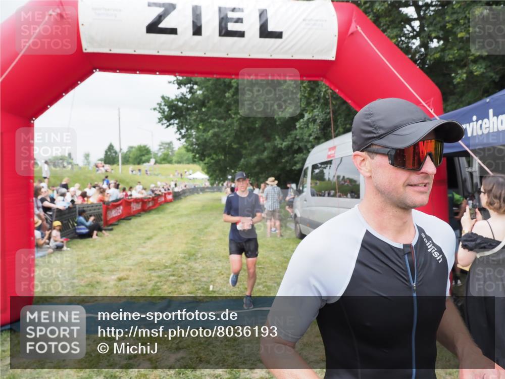 21.06.2025 - 27. Vierlanden-Triathlon MichiJ http://msf.ph/oto/8036193 15.06.2026 13:03:28 Ziel 149, 233 meine-sportfotos.de
