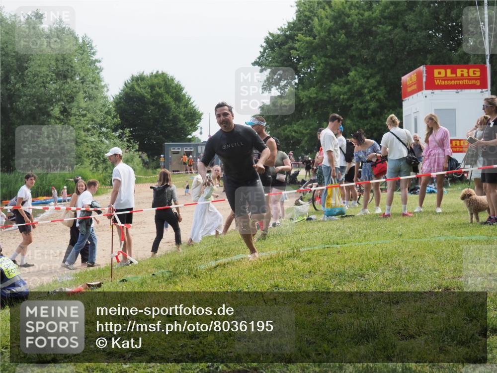 15.06.2025 - 27. Vierlanden-Triathlon KatJ http://msf.ph/oto/8036195 15.06.2025 11:21:27 Schwimmen 931, 967 meine-sportfotos.de