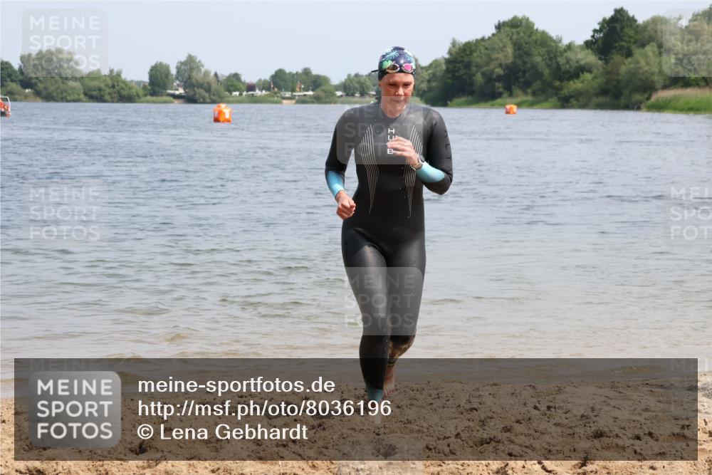 15.06.2025 - 27. Vierlanden-Triathlon Lena Gebhardt http://msf.ph/oto/8036196 15.06.2025 11:30:36 Schwimmen 910 meine-sportfotos.de