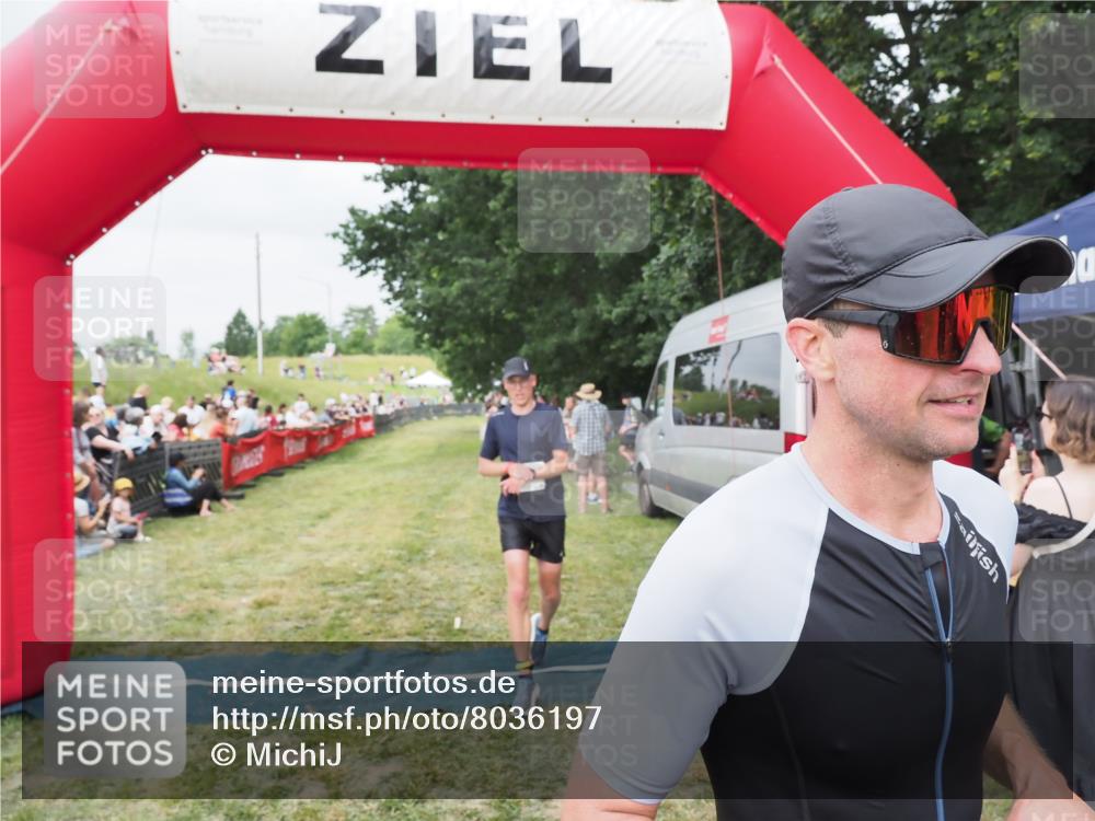 21.06.2025 - 27. Vierlanden-Triathlon MichiJ http://msf.ph/oto/8036197 15.06.2026 13:03:28 Ziel 149, 233 meine-sportfotos.de