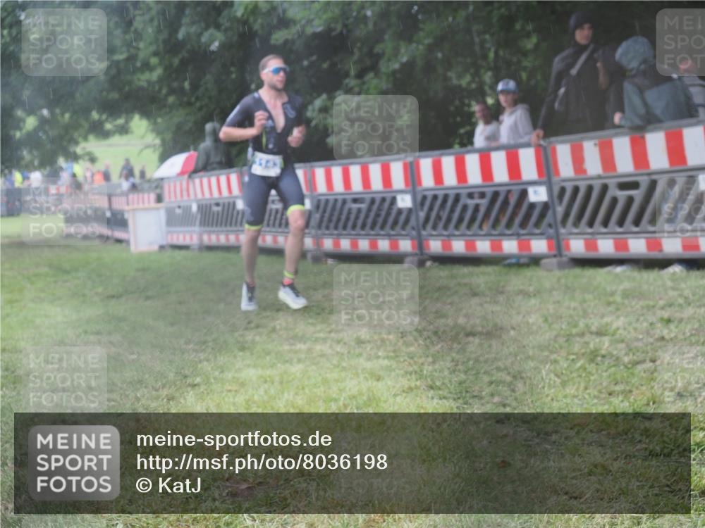 21.06.2025 - 27. Vierlanden-Triathlon KatJ http://msf.ph/oto/8036198 15.06.2025 13:53:51 Ziel 815, 1143 meine-sportfotos.de