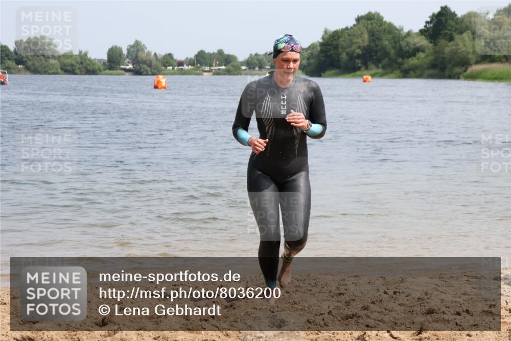 15.06.2025 - 27. Vierlanden-Triathlon Lena Gebhardt http://msf.ph/oto/8036200 15.06.2025 11:30:36 Schwimmen 910 meine-sportfotos.de