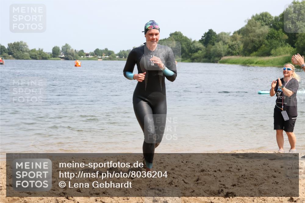 15.06.2025 - 27. Vierlanden-Triathlon Lena Gebhardt http://msf.ph/oto/8036204 15.06.2025 11:30:36 Schwimmen 910 meine-sportfotos.de