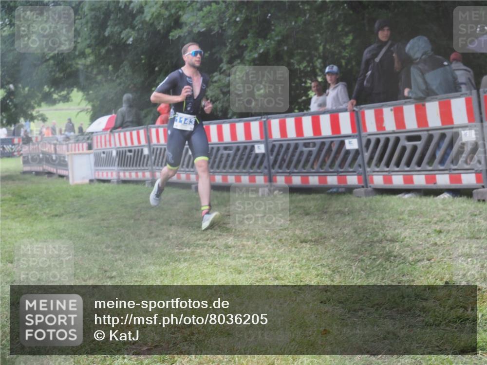 21.06.2025 - 27. Vierlanden-Triathlon KatJ http://msf.ph/oto/8036205 15.06.2025 13:53:52 Ziel 90, 815, 1143 meine-sportfotos.de