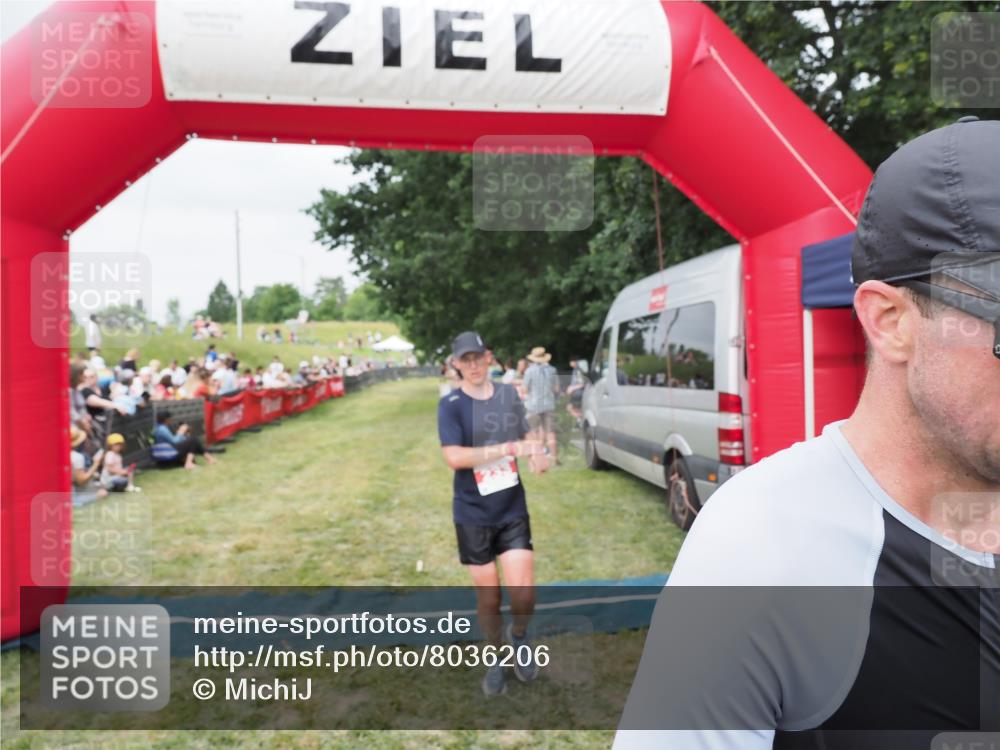 21.06.2025 - 27. Vierlanden-Triathlon MichiJ http://msf.ph/oto/8036206 15.06.2026 13:03:29 Ziel 149, 233 meine-sportfotos.de