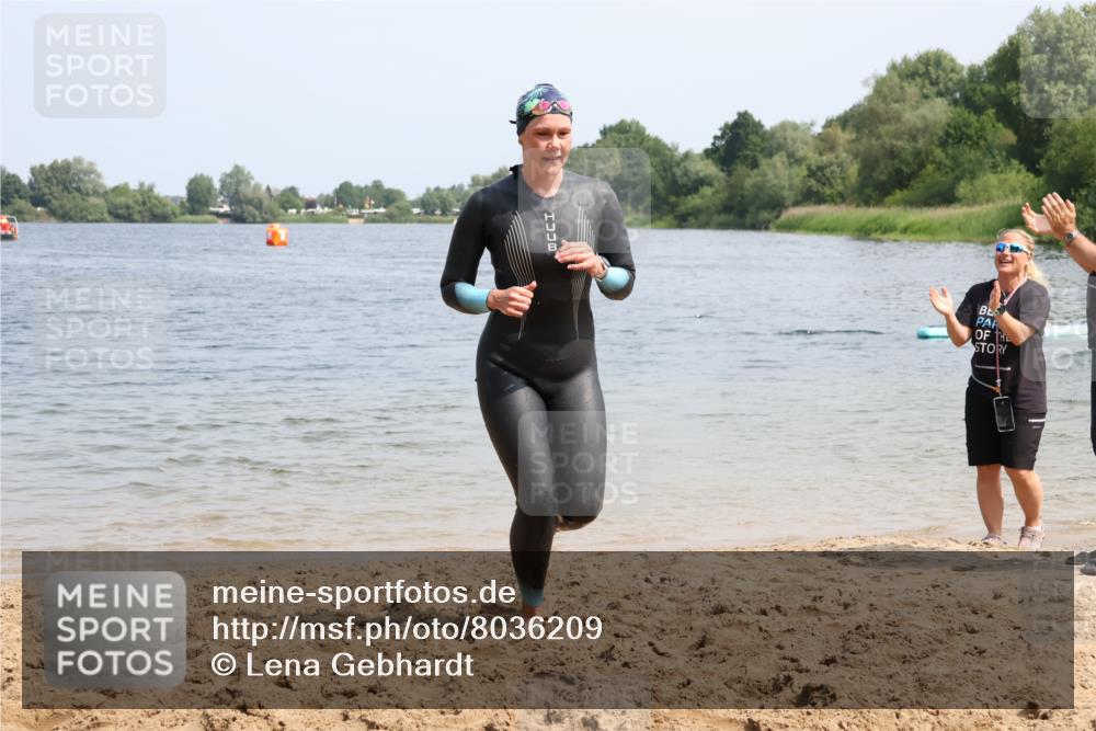 15.06.2025 - 27. Vierlanden-Triathlon Lena Gebhardt http://msf.ph/oto/8036209 15.06.2025 11:30:36 Schwimmen 910 meine-sportfotos.de