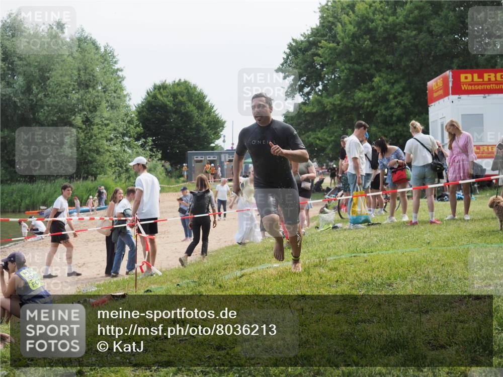15.06.2025 - 27. Vierlanden-Triathlon KatJ http://msf.ph/oto/8036213 15.06.2025 11:21:28 Schwimmen 931, 967 meine-sportfotos.de