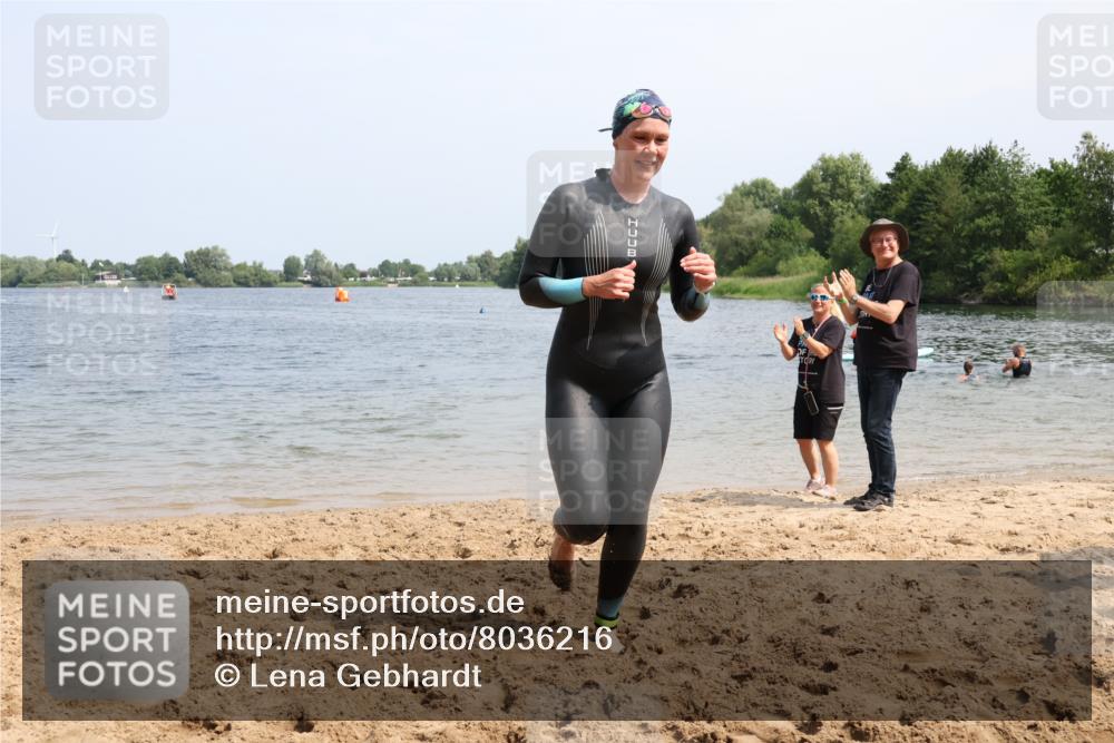 15.06.2025 - 27. Vierlanden-Triathlon Lena Gebhardt http://msf.ph/oto/8036216 15.06.2025 11:30:37 Schwimmen 910 meine-sportfotos.de
