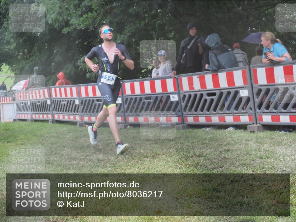 21.06.2025 - 27. Vierlanden-Triathlon KatJ http://msf.ph/oto/8036217 15.06.2025 13:53:52 Ziel 90, 815, 1143 meine-sportfotos.de
