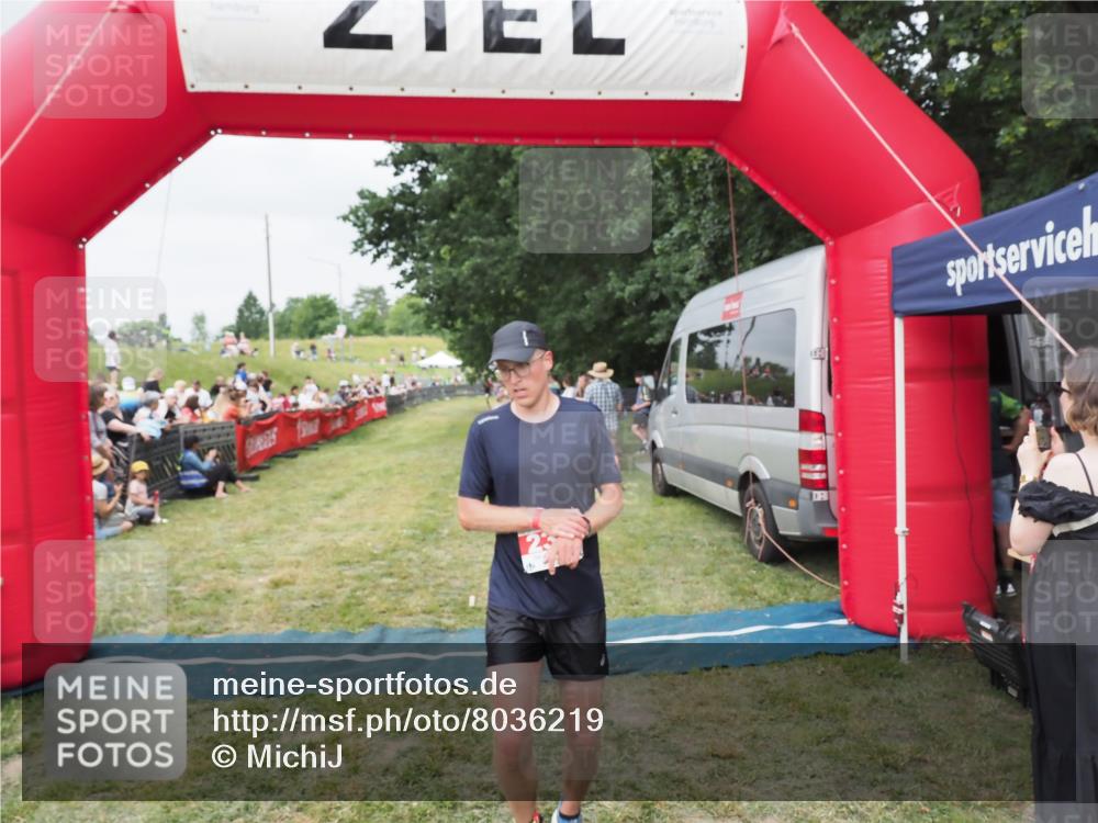 21.06.2025 - 27. Vierlanden-Triathlon MichiJ http://msf.ph/oto/8036219 15.06.2026 13:03:29 Ziel 149, 233 meine-sportfotos.de