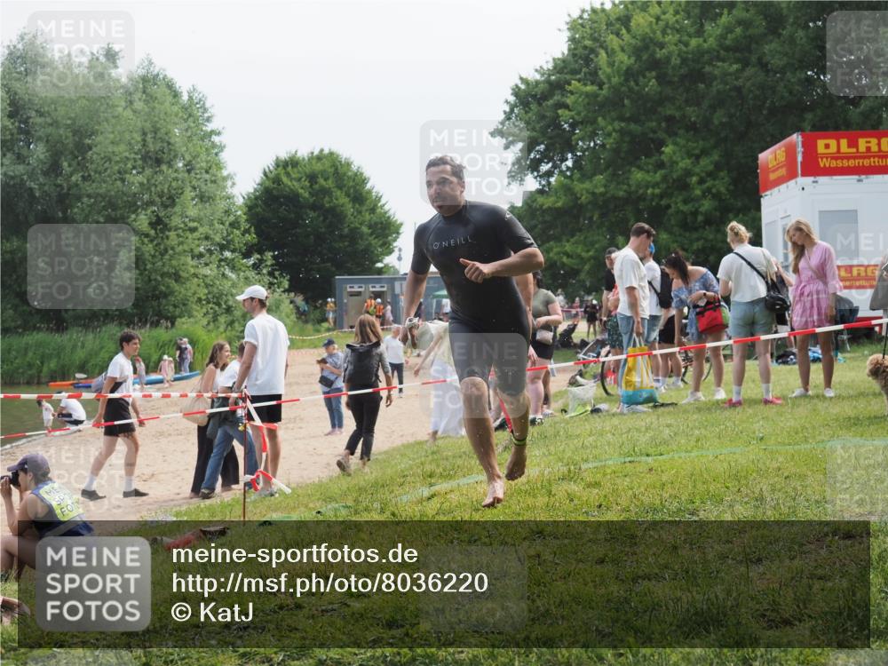 15.06.2025 - 27. Vierlanden-Triathlon KatJ http://msf.ph/oto/8036220 15.06.2025 11:21:28 Schwimmen 931, 967 meine-sportfotos.de