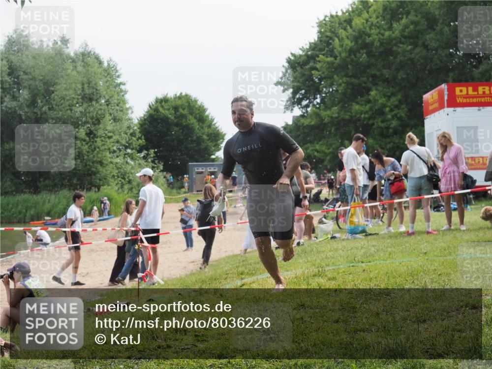 15.06.2025 - 27. Vierlanden-Triathlon KatJ http://msf.ph/oto/8036226 15.06.2025 11:21:28 Schwimmen 931, 967 meine-sportfotos.de