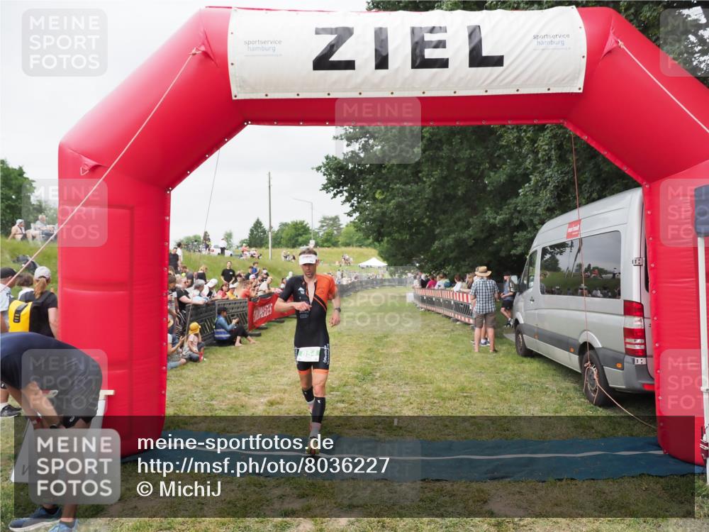 21.06.2025 - 27. Vierlanden-Triathlon MichiJ http://msf.ph/oto/8036227 15.06.2026 13:03:40 Ziel 854 meine-sportfotos.de