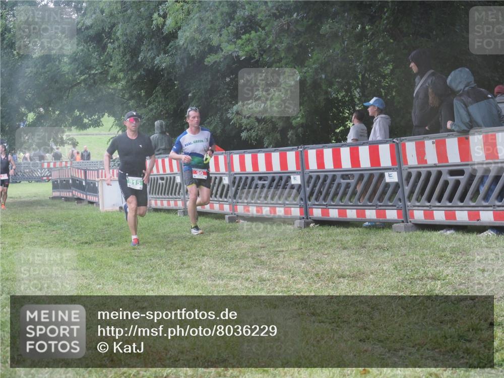 21.06.2025 - 27. Vierlanden-Triathlon KatJ http://msf.ph/oto/8036229 15.06.2025 13:54:00 Ziel 90, 815 meine-sportfotos.de