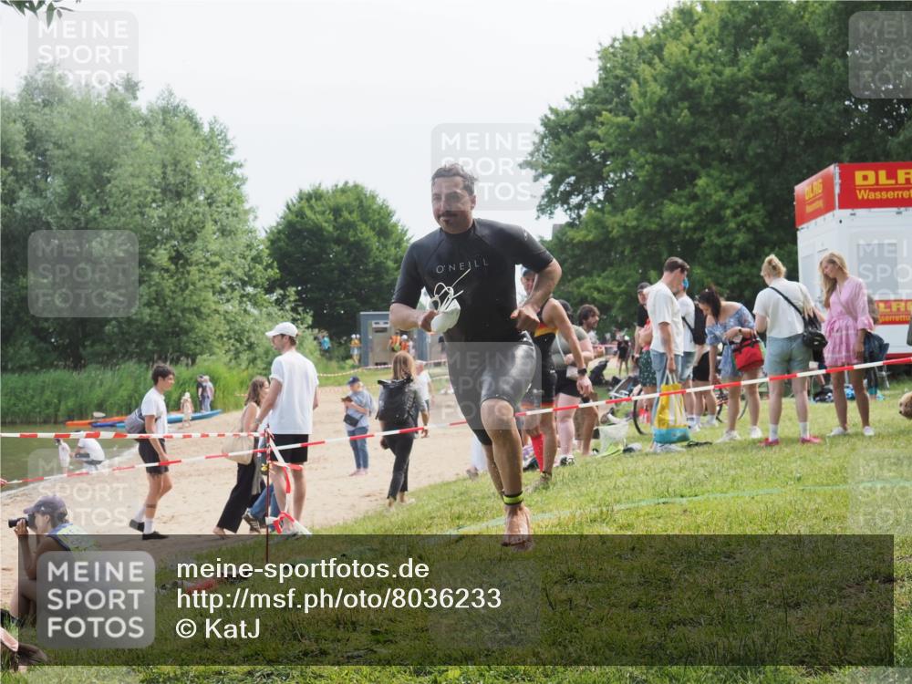 15.06.2025 - 27. Vierlanden-Triathlon KatJ http://msf.ph/oto/8036233 15.06.2025 11:21:28 Schwimmen 931, 967 meine-sportfotos.de