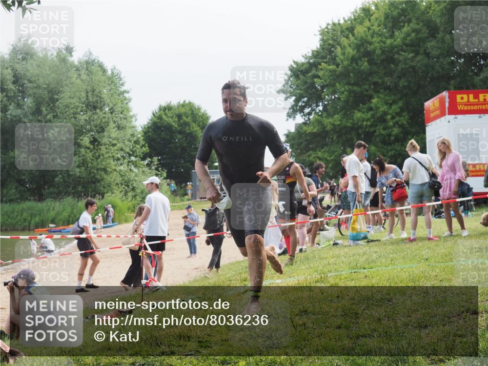 15.06.2025 - 27. Vierlanden-Triathlon KatJ http://msf.ph/oto/8036236 15.06.2025 11:21:28 Schwimmen 931, 967 meine-sportfotos.de