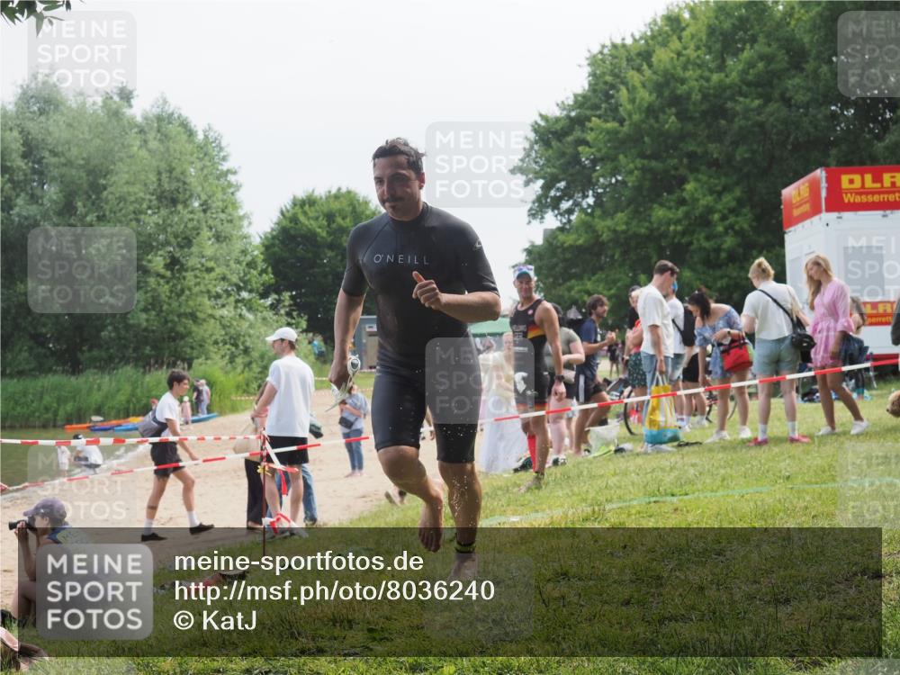 15.06.2025 - 27. Vierlanden-Triathlon KatJ http://msf.ph/oto/8036240 15.06.2025 11:21:28 Schwimmen 931, 967 meine-sportfotos.de