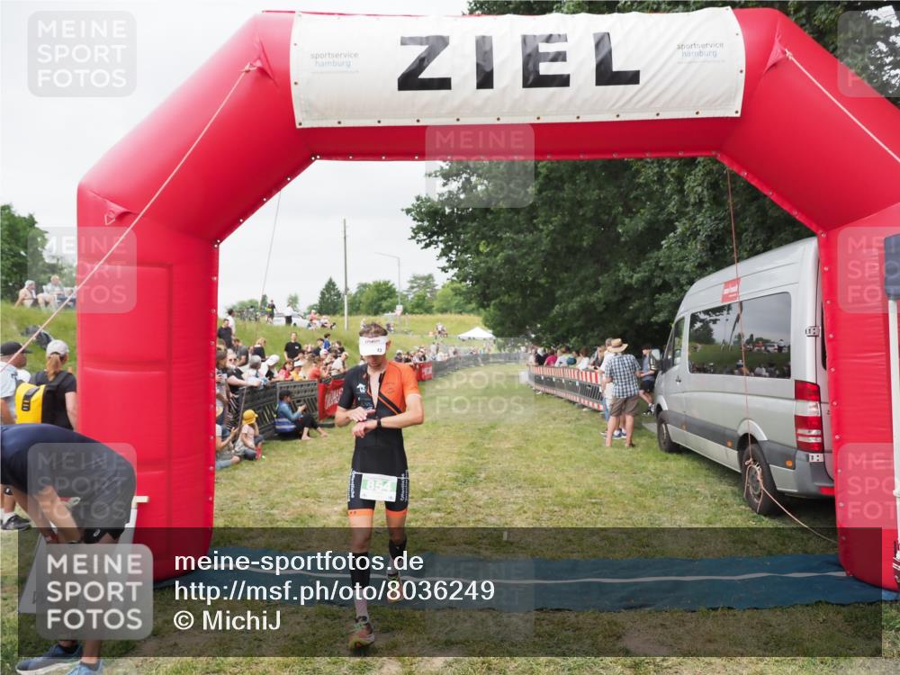 21.06.2025 - 27. Vierlanden-Triathlon MichiJ http://msf.ph/oto/8036249 15.06.2026 13:03:40 Ziel 854 meine-sportfotos.de