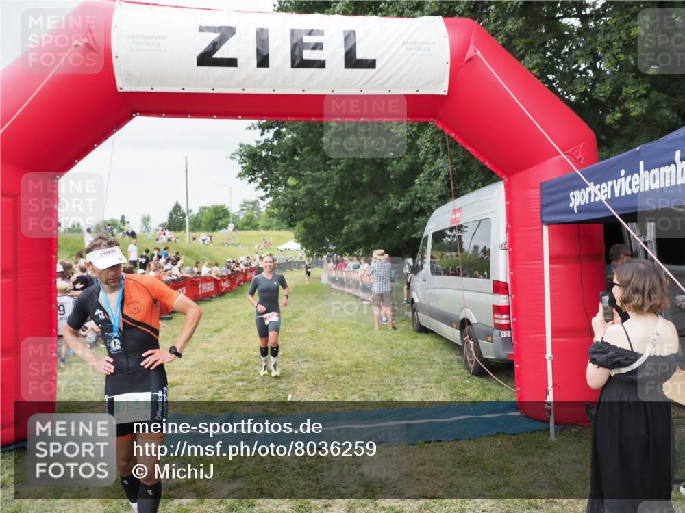 21.06.2025 - 27. Vierlanden-Triathlon MichiJ http://msf.ph/oto/8036259 15.06.2026 13:03:59 Ziel 202 meine-sportfotos.de
