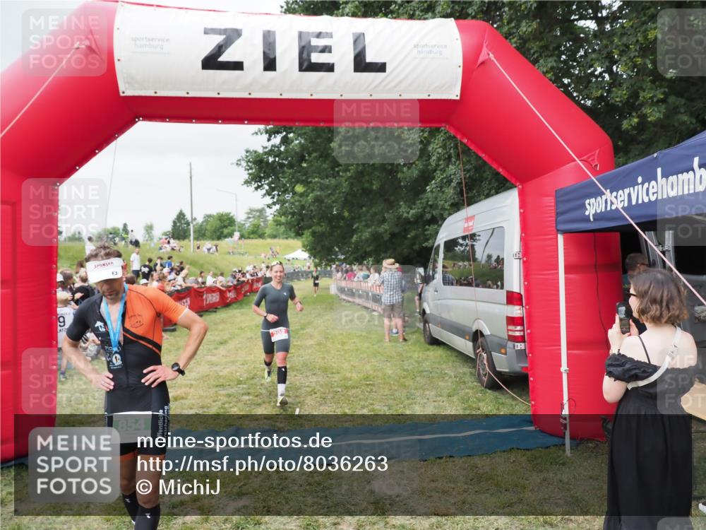 21.06.2025 - 27. Vierlanden-Triathlon MichiJ http://msf.ph/oto/8036263 15.06.2026 13:03:59 Ziel 202 meine-sportfotos.de