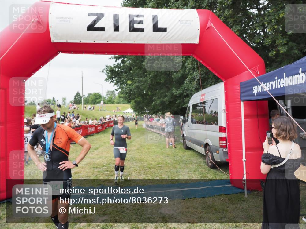 21.06.2025 - 27. Vierlanden-Triathlon MichiJ http://msf.ph/oto/8036273 15.06.2026 13:03:59 Ziel 202 meine-sportfotos.de